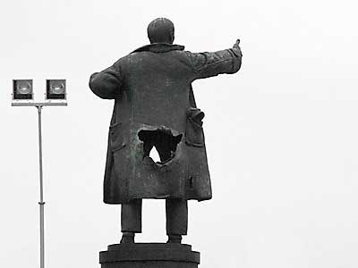 Bomb blows hole in Lenin statue 