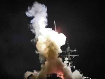 Photo du premier missile Tomahawk lancé par un navire de guerre US contre la Libye