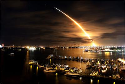 Amazing photograph of Saturday's lunch of the space shuttle Discovery