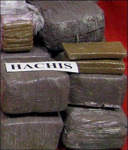 Almost two tons of cannabis found hidden on a Níjar beach