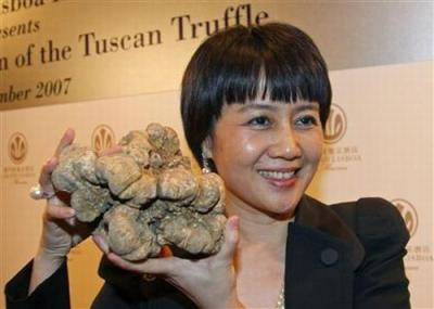 Giant White Truffle Goes To Billionaire Stanley Ho For $330,000