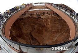 First visitors step onto canyon skywalk