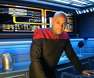 Trekkie Recreates Set of Star Trek Voyager in Studio Apartment