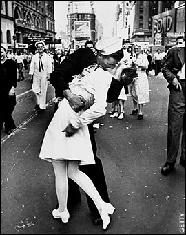 60-year mystery of VJ-day kiss at an end