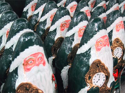 Eine Armee von After Eight-Weihnachtsmännern an der Metro-Kasse