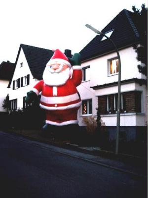 Ein Riesen-Weihnachtsmann...