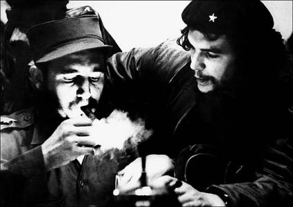 Fidel und Ernesto rauchen