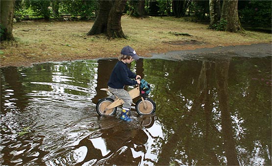 dieses laufrad ist nach wie vor der renner, dafür bleibt auch das kettcar, das fahrrad, der roller, die rollerblades, alles andere bleibt zuhaus...