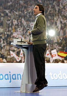 José María Aznar salta, secundando el grito de &quot;¡un bote, dos botes, socialista el que no bote!&quot;.
<br/><br/>
(GORKA LEJARCEGI)