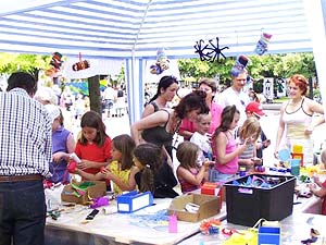 Bastelstand beim Fellbacher Kinderkulturfest 2002