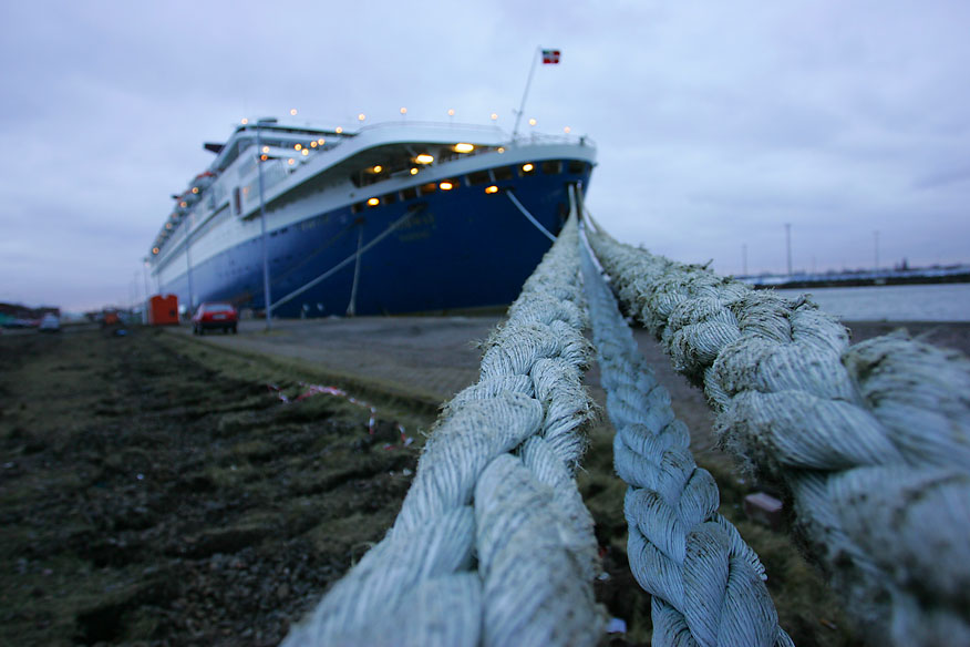 Bremerhaven today, Norway is the name of the ship. someone told me that its broken and they don't know what to do with it. repairing it is too expensive. hum. 1D.