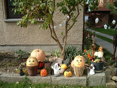 Halloweenfiguren im Bauerngarten