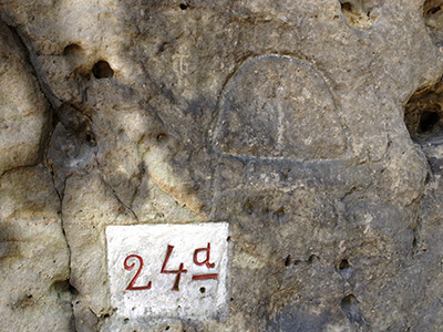 Mittelalterlicht Felszeichnung auf dem Arnstein mit Kreuz