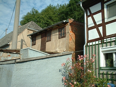 Schieritz, Häuslerzeile mit Wirtschaftsgebäuden und Blumenschmuck