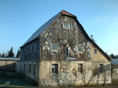 Lausitzer Haus mit abgefallenen Schindeln