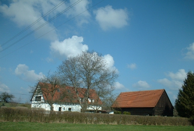 Lausitzer Bauernhaus mit Scheune am Wanderweg Pulsnitz - Keulenberg