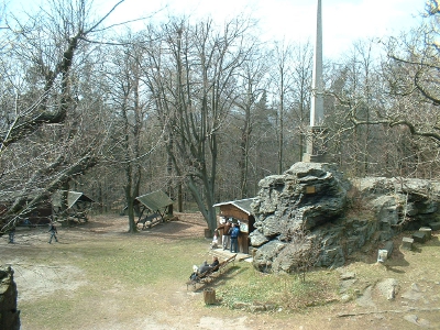 Keulenberg, Obelisk und Andenkenhäuschen