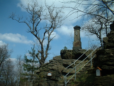 Keulenberg, Gipfelklippen mit Denkmal