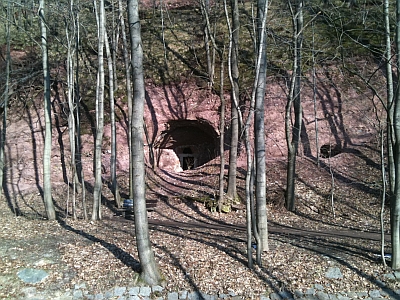 Soldatenhöhlen oder Felsengang im ehemaligen Schlosspark Lungkwitz