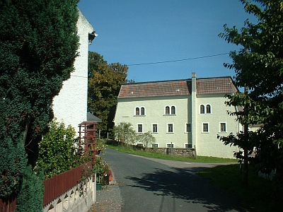 Pröda, Haus mit intersessanter Schornstein- und Fenstergestaltung