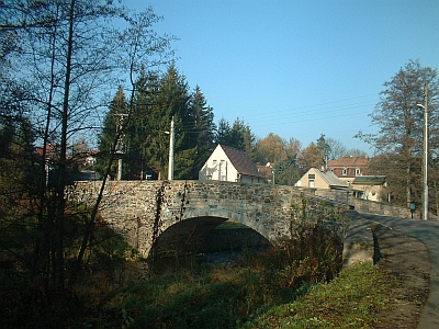 Brücke über die Triebisch zur Roitzschwiese