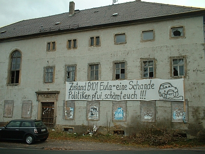 Zustand B101 Eula - eine Schande, Politiker schämt euch - Plakat am alten Gasthof Deutschenbora