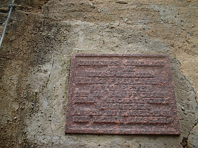Halberstörte Gedenktafel am Schloss Deutschenbora für zwei Volkspolizisten, die im November 1945 beim Einsatz erschossen wurden