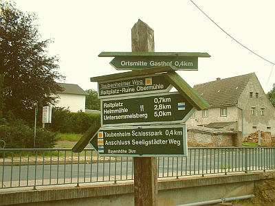 Wegweiser in Taubenheim - zum Seeligstädter Weg, zur Ruine der Obermühle...