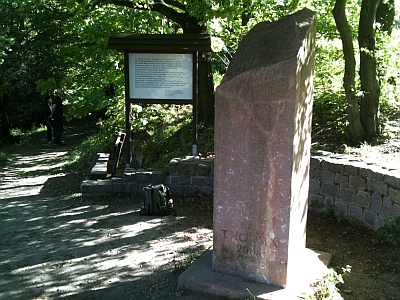 Stele und Informationstafel auf dem Burgwartsberg Freital für die Burg Thorun