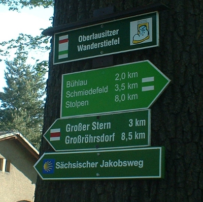 Wegweiser am Bahnhof Großharthau: Sächsischer Jakobsweg, Oberlausitzer Wanderstiefel
