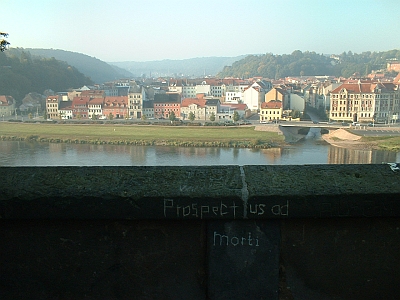 Meißen, Blick vom Ratsweinberg in Vorbrücke auf die Altstadt und ins Triebischtal, Inschschrift &quot;prospectus ad morti&quot;