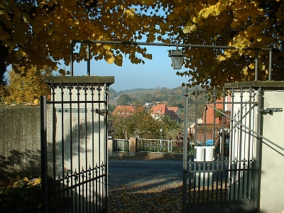 Meißen Zscheila Blick aus dem Friedhofstor der Trinitatiskirche
