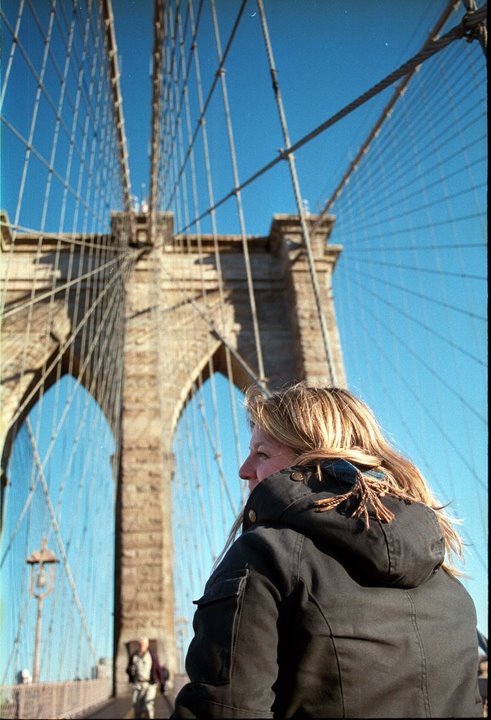 Kerstin in NYC auf der Brooklyn Bridge.